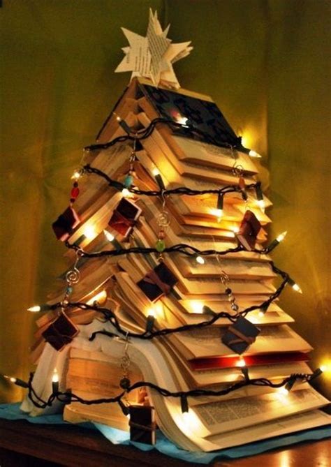 11 Árvores de Natal Feitas com Livros para Você se Inspirar