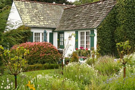Pin By Town And Country Living On Cozy Cottages Cottage Exteriors