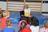 Anja Karliczek | Anja Karliczek liest mit Kindern in der „Pusteblume“