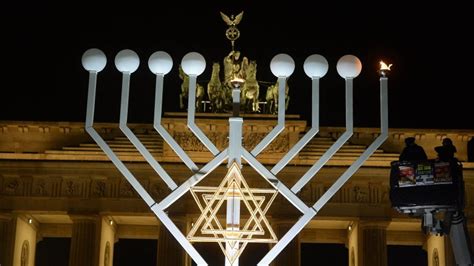 Die lichter können entweder unten am leuchter angebracht sein. Erste Kerze am Chanukka-Leuchter in Berlin entzündet ...