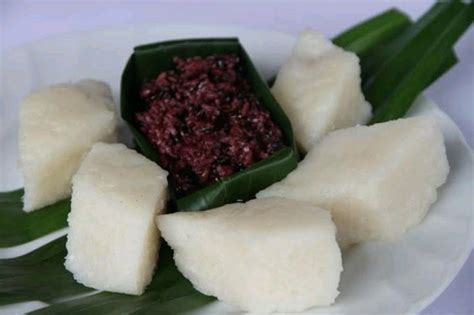 Kue iwel dibuat dari campuran ketan hitam, gula merah, dan kelapa. 15 Jajanan Khas Jakarta yang Harus Kamu Tahu