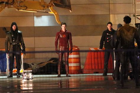 Pics From The Flash Finale Spoilers Know It All Joe