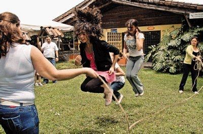 Gana el participante que logre recoger la mayor cantidad de jacces. Brincar la cuerda - Juegos Tradicionales de CostaRica