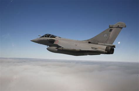 Franchir le mur du son équivaut pour un avion à voler à une ce n'est pas pour la première fois qu'un avion est autorisé à franchir le mur du son dans l'hexagone. «Bruit d'explosion» en Ile-de-France : un avion de chasse ...