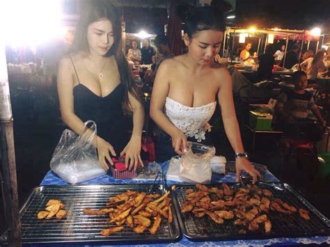 Hot Fried Banana Vendors Drive Internet Crazy With Delicious Melons