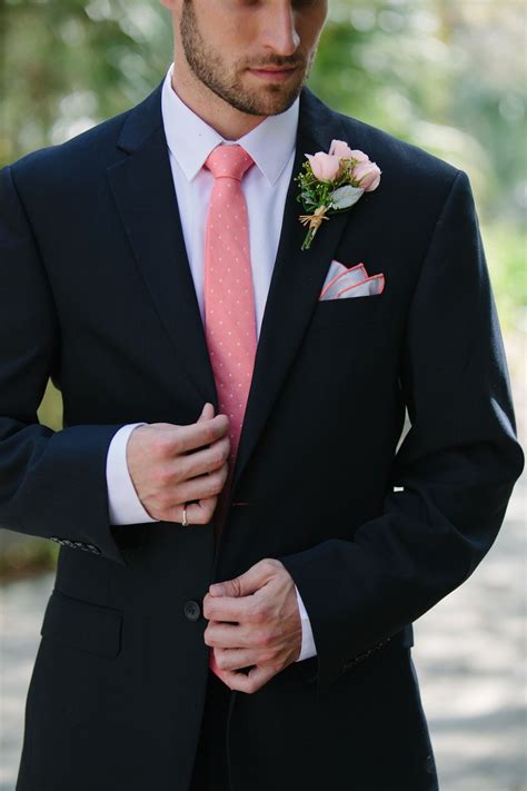 Розовый галстук с синим костюмом фото
