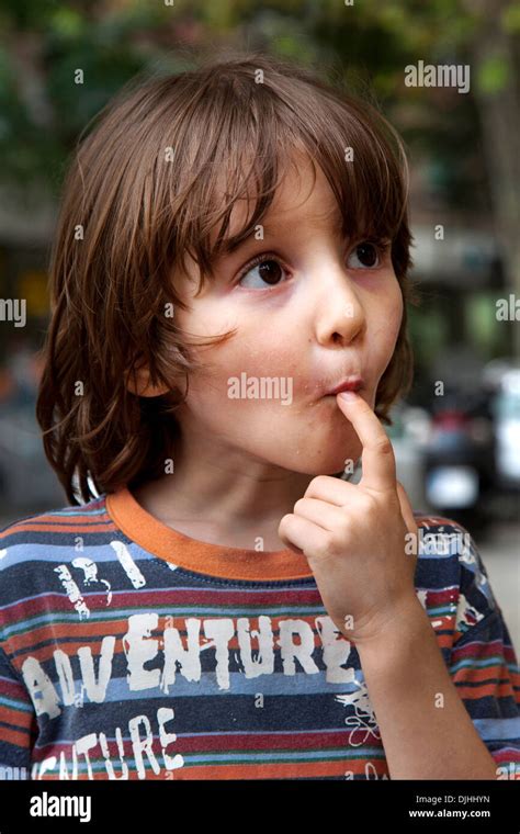Fünf Jahre Alter Junge Er Seinen Finger In Den Mund Stockfotografie Alamy