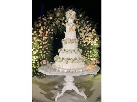 Anche per bambine e bambini esistono infatti abiti da cerimonia curati nei minimi dettagli, e pensati per occasioni specifiche quali matrimoni, compleanni, battesimi o comunioni. I tre abiti da sposa di Elettra Lamborghini. FOTO