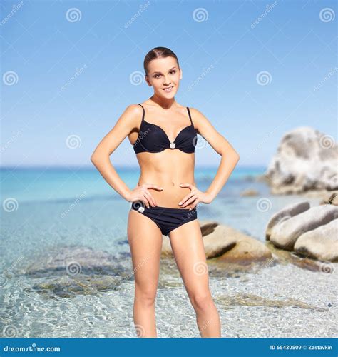 Piękna Kobieta W Bikini Na Dennym Tle Obraz Stock Obraz złożonej z kaukaski nikły