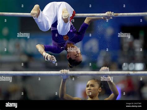 China S Yao Jinnan Top And Her Compatriot Huang Huidan Put Powder On