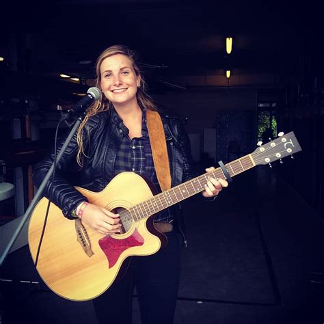 You're so sweet, horseflies keep hangin' round your face. Sweet Sweet Caroline inhuren | Gigstarter