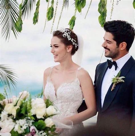 Kullanıcılar bu fikirlere de bayılıyor. Neslihan Atagül, Fahriye Evcen'in gelinliğini yorumladı