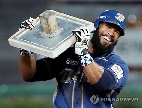 Eric Thames Becomes First With 40 40 In S Korean Baseball The Korea Times