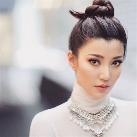 เป็นอีกหนึ่งนักแสดงที่ได้หวนกลับจอมารับงานละครในรอบ 3 ปี กับทางช่องอมรินทร์ทีวี เอชดีช่อง 34 อย่าง เอมมี่ มรกต ในละครเรื่อง ตะวันตกดิน เอมมี่ มรกต - Bright Today