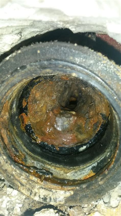 Leichte verstopfungen lassen sich mit hausmitteln oder einer saugglocke lösen, für härtere fälle gibt es die spirale. Abflussrohr in der Wand in Küche verstopft - was tun ...