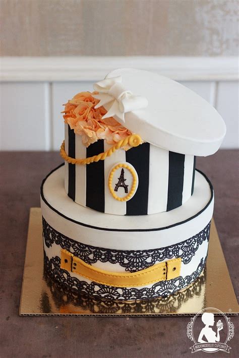 vintage hutbox wedding cake black and white hat boxes with roses and