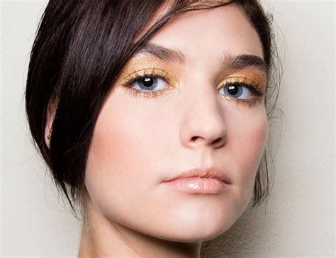 If you have blue eyes, bronzes and browns will make them really stand out, but the eye shadow will still be subtle since it's. Eyeshadow Tips For Blue Eyes And Brown Hair - Wavy Haircut