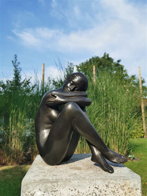 modern bronze garden statue bronze embracting woman