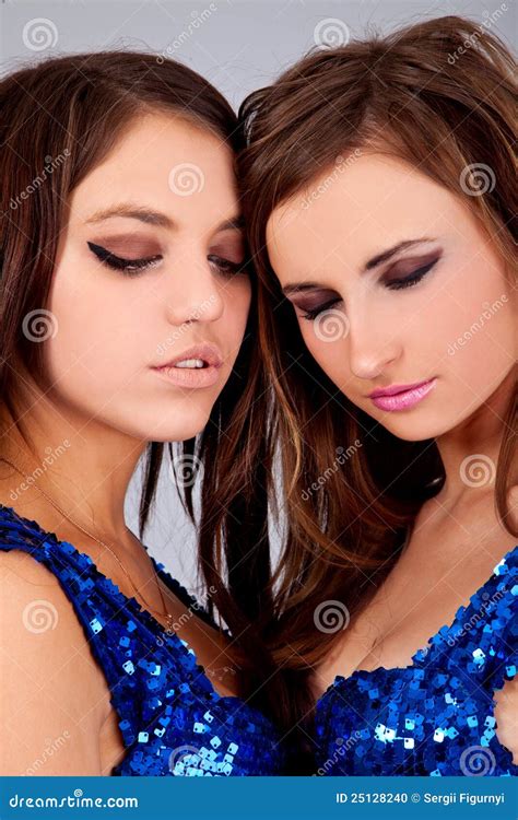 twee jonge aantrekkelijke lesbiennes koesteren stock foto image of vrij wijfje 25128240