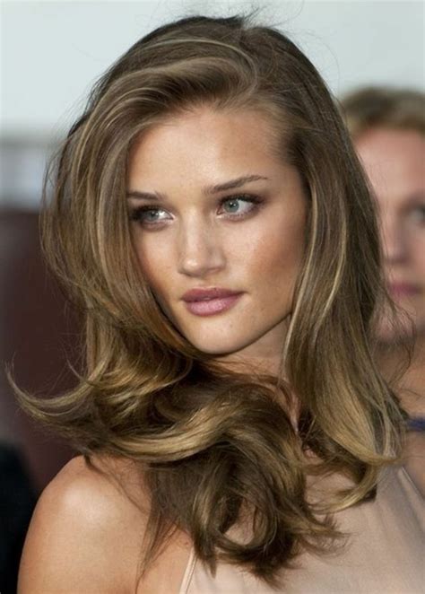 Avoir la peau mate autorise de nombreuses couleurs de cheveux. 1001 idées pour coiffures avec couleur de cheveux marron clair