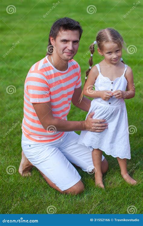 Retrato Del Padre Con Su Hija Que Asiste Foto De Archivo Imagen De