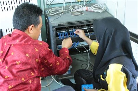 Telefon dan emel mengikut negeri untuk teknologi sistem komputer dan rangkaian. Penyelenggaraan Komputer dan Sistem Rangkaian di SK Melati ...