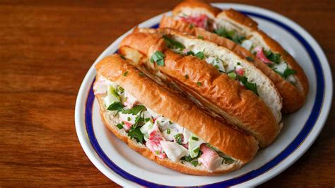 Classic Canadian Dishes The Lobster Roll Canadian Food Focus
