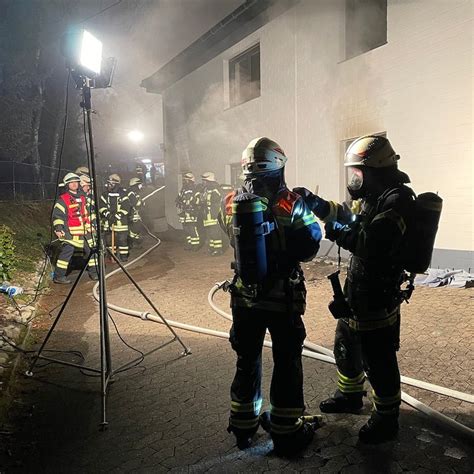 Folgenschwerer Brand In Wohnhaus Feuerwehren über Drei Stunden Im
