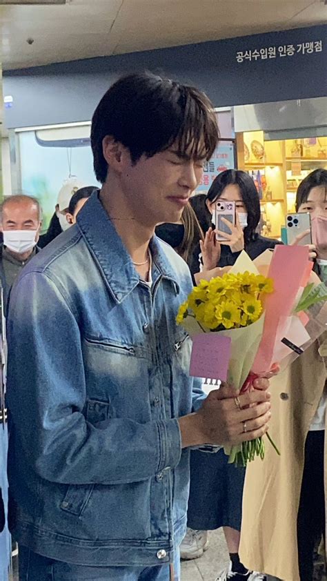 Sung Hanbin Archive On Twitter Give Him All The Flowers In The World