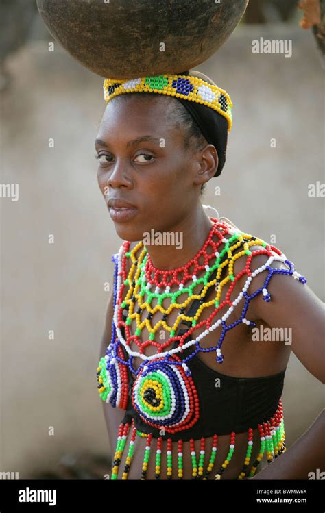 Zulu Mädchen Tragen Perlen Tracht Und Durchführung Töpfen Auf Ihre Köpfe Shakaland Zulu Dorf