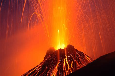 Das ganze erinnert an einen vulkanausbruch! From Etna to Stromboli, Vulkan, Volcano Stromboli 2006 ...