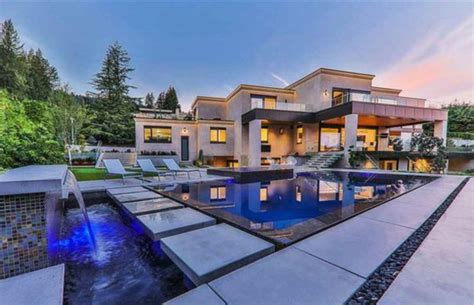 Check Out This Spectacular Contemporary Mansion Listed At 1688m