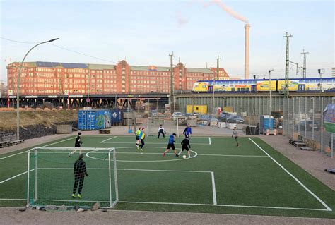 Unscharfe beine der fußballspieler im hintergrund. 6454 Sportplatz - Fussballplatz in der Hamburger Hafencity ...