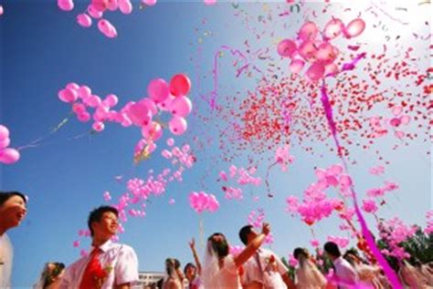 Looking up at the sky this day, you will find the romance on their valentine's day young lovers write down their wishes on a note and pray for a happy marriage and life. » Happy Chinese Valentine Day celebrated on August 20th