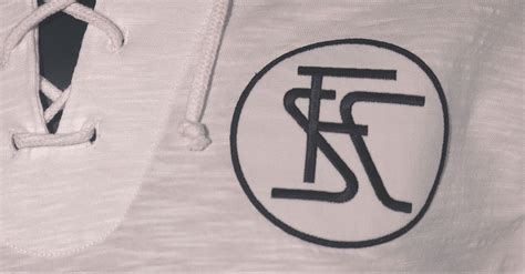 Lo spezia calcio (già foot ball club spezia, poi associazione calcio spezia, spezia calcio 1906 e immagini di calcio arsenal football stemma body baviera. Maglia Spezia 110 anni celebrativa, indossa la storia