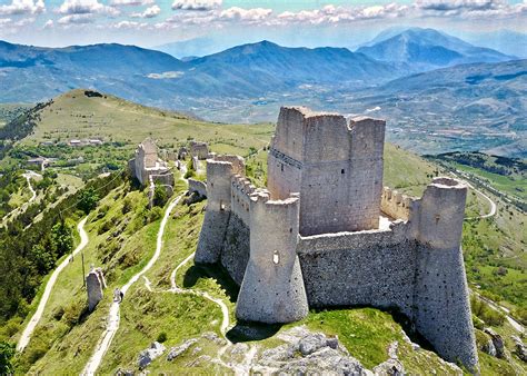 L'abruzzo è una regione famosa per le sue montagne e per la presenza del parco nazionale. Abruzzo, cammini spirituali e culturali tra montagne e mare