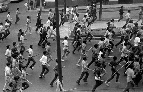 El halconazo, también conocido como la matanza del jueves de corpus por la fecha en la que ocurrió, fue el asesinato de 120 estudiantes durante una manifestación que tuvo lugar en la ciudad de méxico, el 10 de junio de 1971. UNAM, IPN…a 49 años de "El halconazo" - Revista TQV