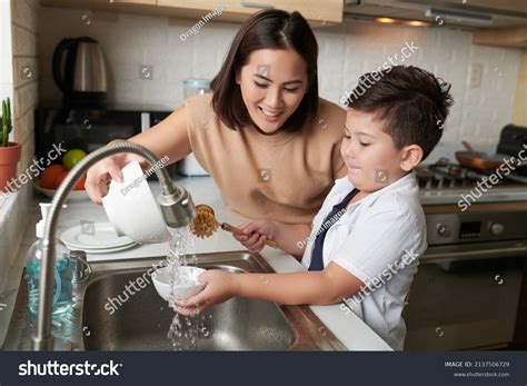 3396 Washing Dish Asian Gambar Foto Stok And Vektor Shutterstock