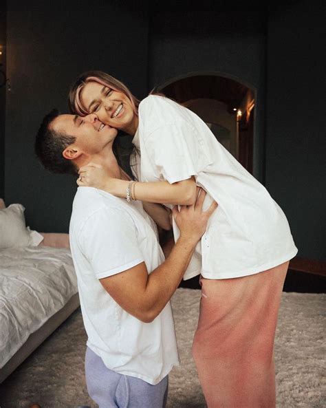 Pregnant Sadie Robertson Shows Maternity Shoot Pics In 3rd Trimester