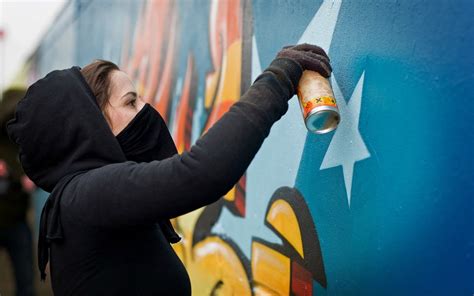 Street Art Mural Paint 2k Spray Paint Waist Up Aerosol Can