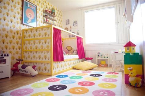 I colori delle pareti, il ecco perché in una camera da letto ikea per ragazze non può mancare mai uno specchio. 20 idee per trasformare il letto Kura di Ikea | Mercatino ...