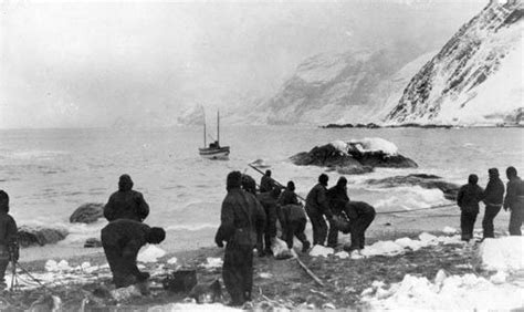 Members Of Sir Ernest Shackleton S Trans Antarctic Expedition On Elephant Island Farewelling