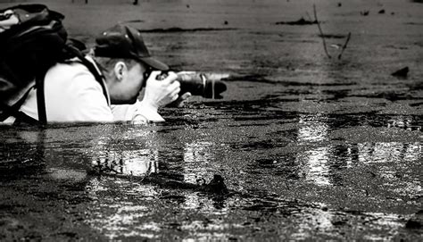 30 Extreme Photographers Who Do Anything For The Best Shot Designbump