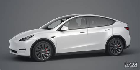 테슬라 모델 3와 부품을 70~75%가량 공유하고 생산시설도 공유하게 되어 프로토타입 공개 후 1년도 지나지 않아 테슬라 모델 3에서 $125 옵션으로 판매되던 qi 규격 무선충전기가 표준으로 포함된다. 한국, 드디어 테슬라 모델Y 판매 시작? 주문하기 버튼 등장! | EVPOST