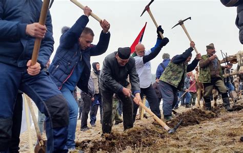 Права радна акција: Народ Златибора и околине мобом почео изградњу ...