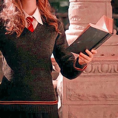 Hermione Granger Gryffindor Girl Aesthetic Hogwarts Uniform