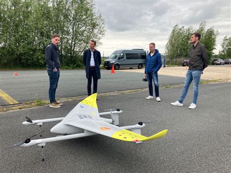 Tweede Kamerlid Mark Strolenberg Op Bezoek Bij Medical Drone Service