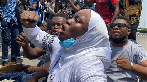 New End Sars Protester Confront Nigeria Police With One Mind Youtube