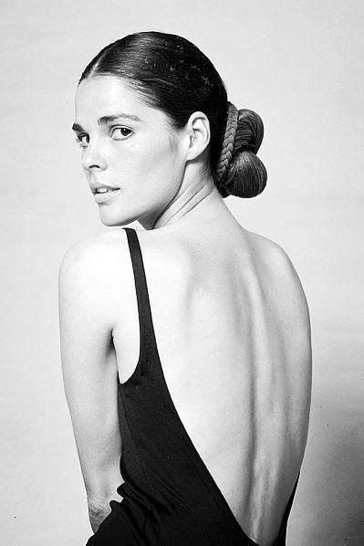 Style Icon Ali Macgraw In A 1970s Low Back Dress Ali Macgraw Style