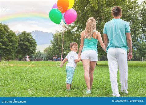Niño Feliz Con Los Padres Mamá Padre Que Camina En El Parque Familia